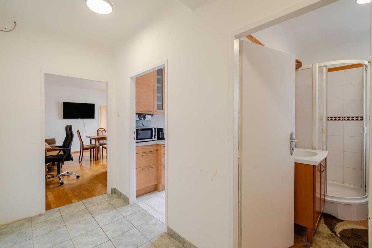 Close To Centre And Next To Hbf And Easy From Airport *